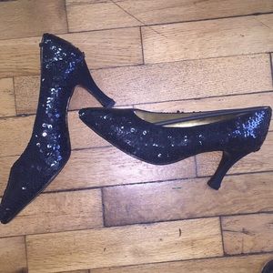 Stefani Size 8 black small heel shoe